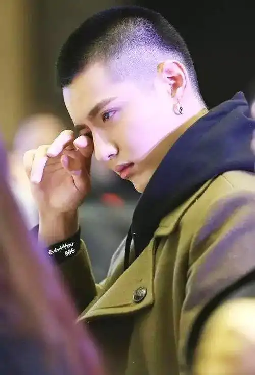 首页 男生发型 男生短发 校园男生剃板寸头发显示利索感 18岁男生剃