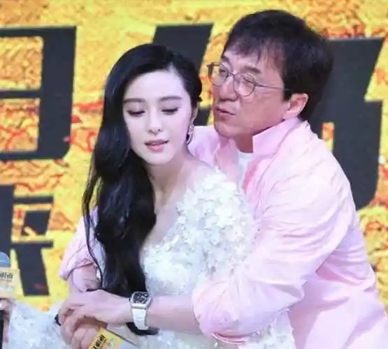 女性遭遇过的"成龙抱",搂抱范冰冰的姿势,无意间暴露这层关系