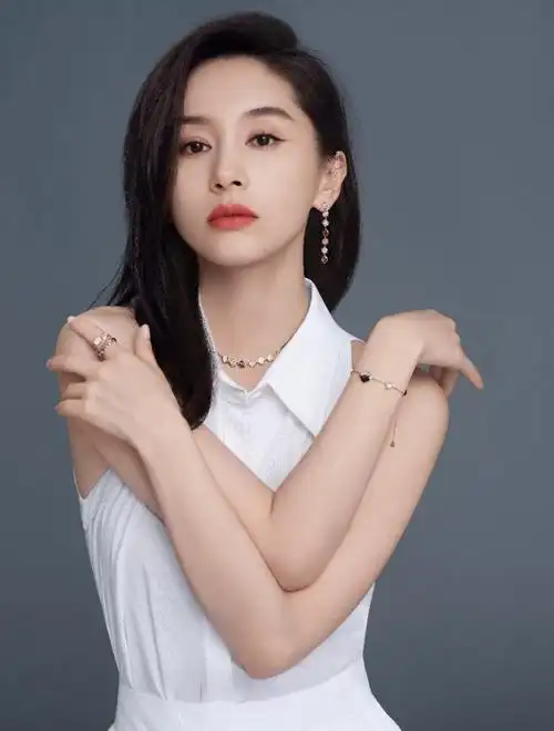 优雅风尚自信开篇emphasis艾斐诗品牌代言人王子文解锁珠宝搭配多面