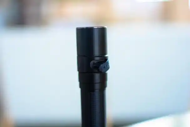 是目前智能手机普遍标配了闪光灯可以当作手电使用,但是专业的手电筒