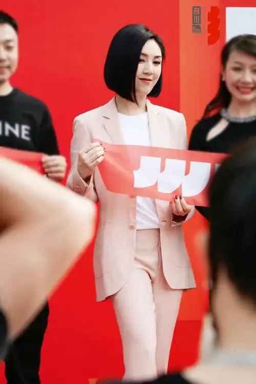 杨千嬅惊喜亮相助力故川火锅春熙店开业