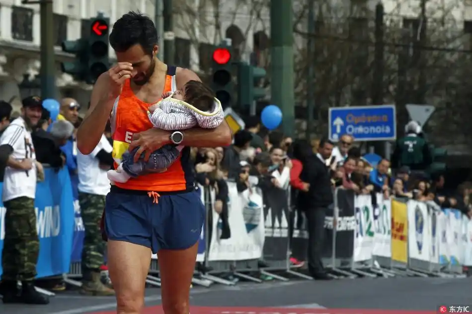 2017雅典半程马拉松赛 男子抱婴儿冲过终点_高清图集_新浪网