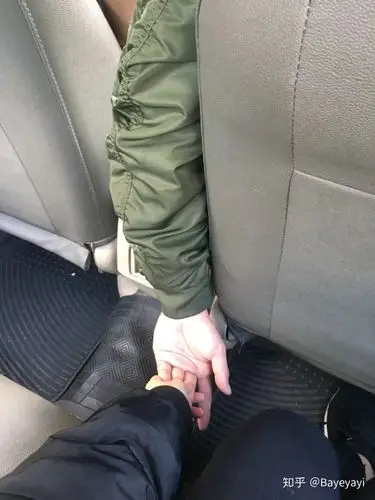 坐在的士前排也非要把手伸到后面牵手手