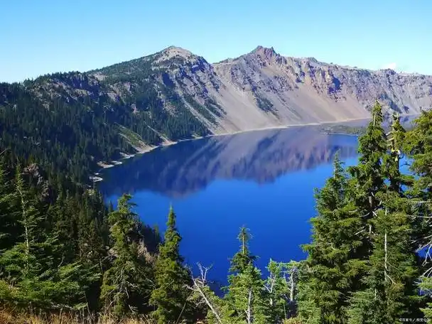 远离尘嚣,置身于广袤的大自然中,一座风景如画的天山天池宛如一颗明珠