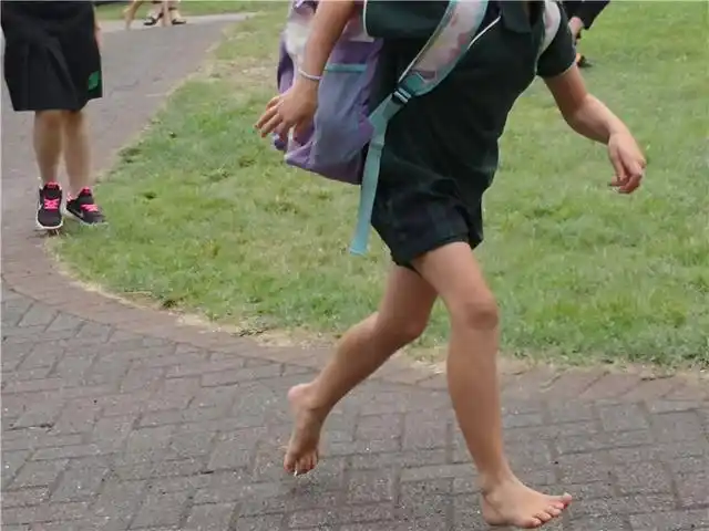 同学们好多都是不穿鞋的,在这里每个人都很自由,不愿意让鞋子束缚住