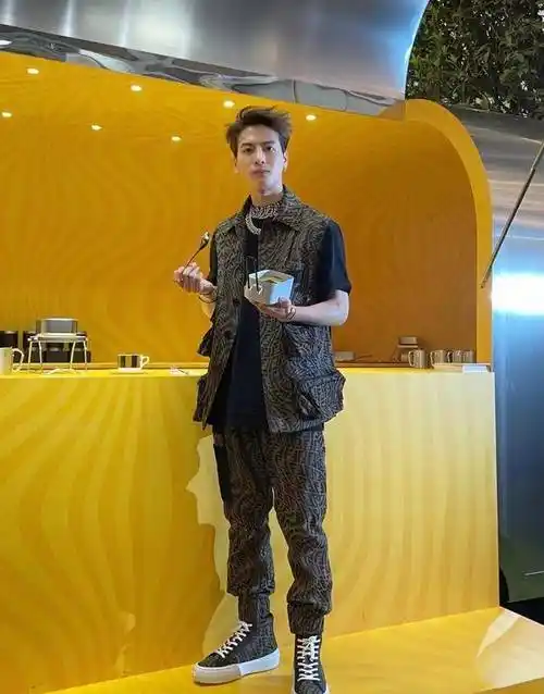 原创175cm的王嘉尔现实中长啥样看到生图网友颇为意外