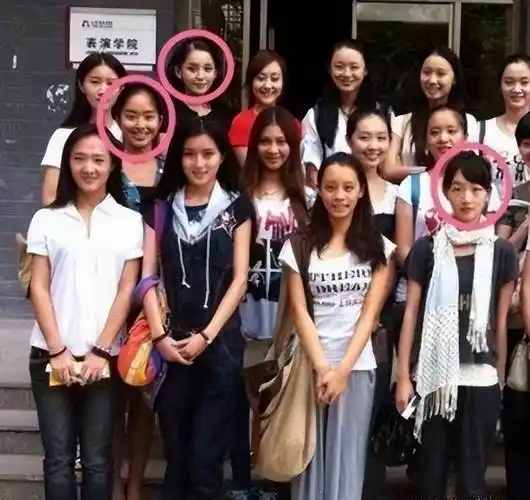 白富美出生的杨采珏,其实还是周冬雨和古力娜扎的同班同学.