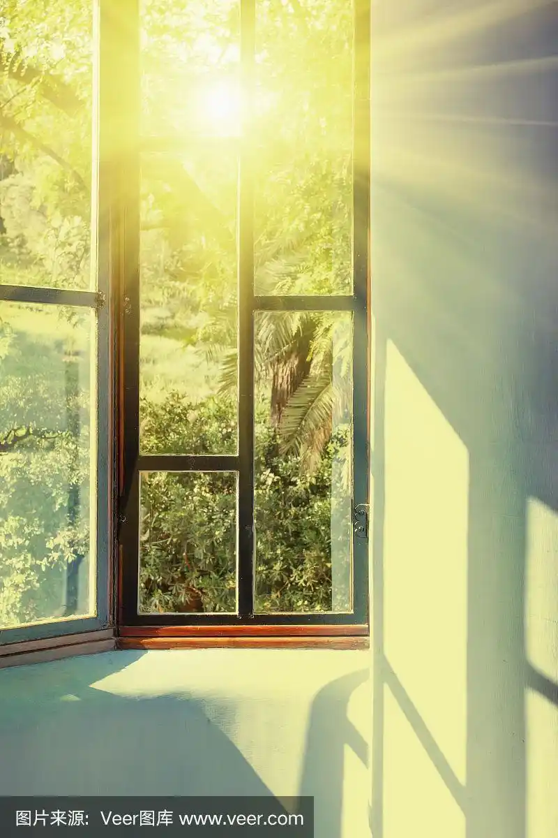 阳光透过古色古香的窗户照进房间