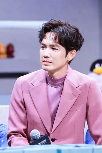 钟汉良身着紫色西装 搭配短发颜值在线!