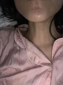 女生前脖子正中间有痣女生前脖子正中一颗黑痣是什么意思