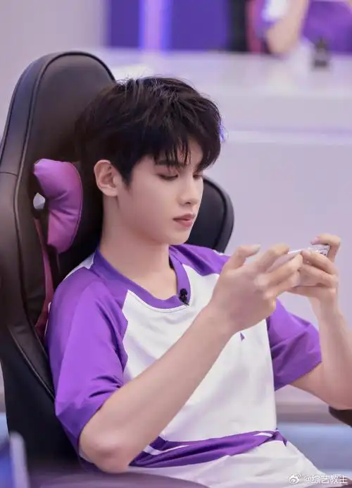 黄明昊扶眼镜##黄明昊戴金丝眼镜