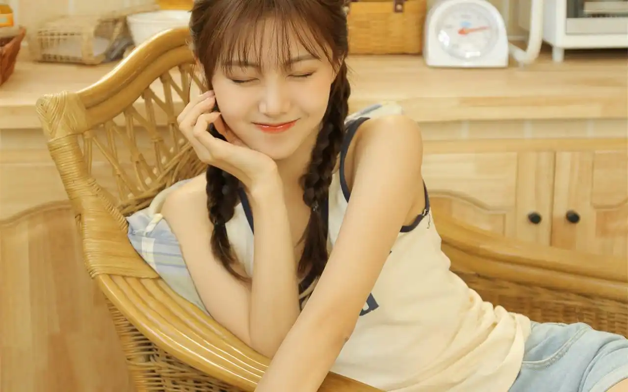 青春可爱有活力的小姐姐写真壁纸-美女壁纸-556资源网