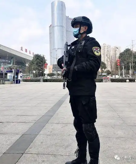 成都太古里的执勤特警火了这也太太太帅了