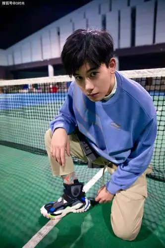 胡先煦身穿蓝色条纹卫衣 传统艺术和现代科技结合