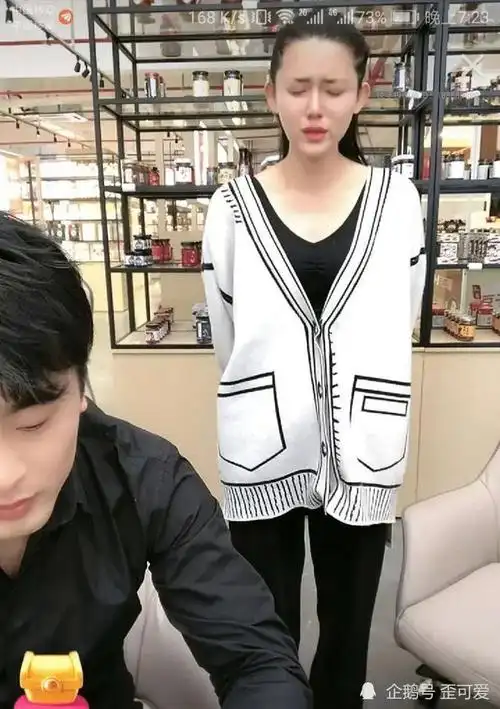 而辛巴并没做出积极的回应,就算直播已关了,他仍然跟妻子初瑞雪吃着