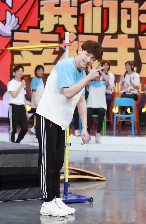 快乐大本营邓伦甜蜜献唱陪你嗨翻国庆