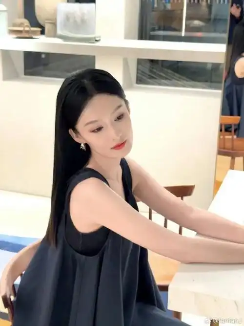 李沁oversize黑裙##李沁素妆黑长直