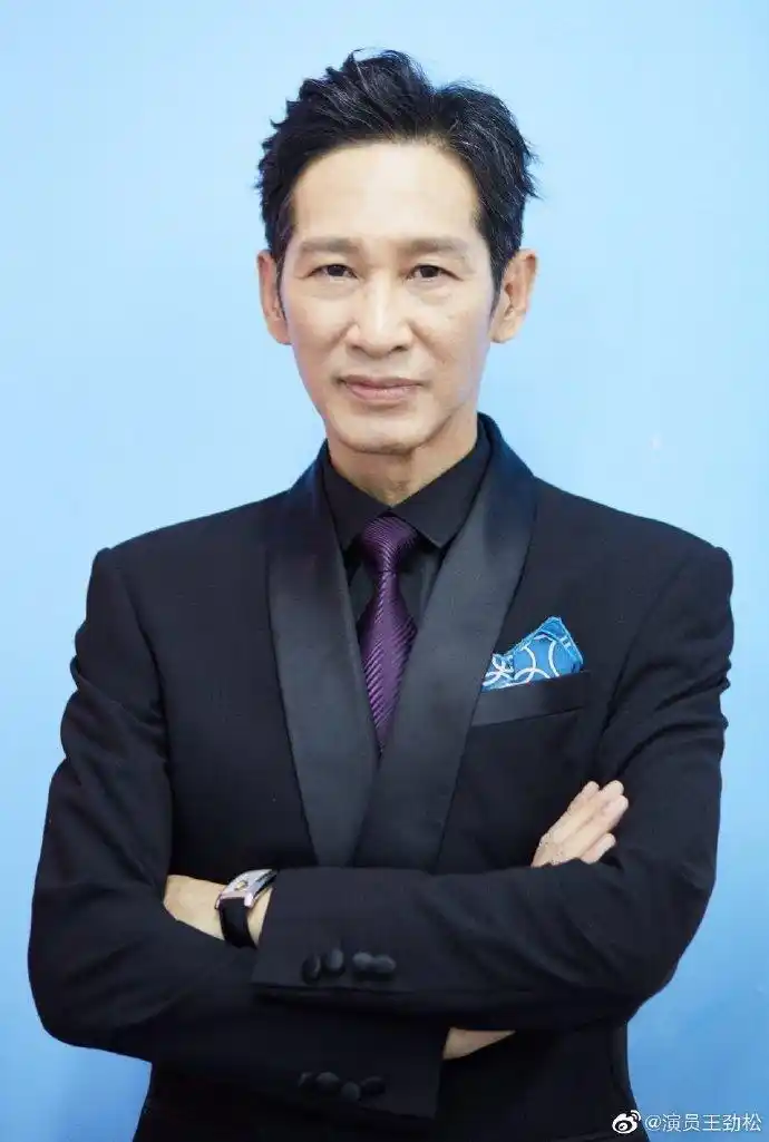 这真的是迟来的拥抱,年龄增加,情感会脆弱,终于明白