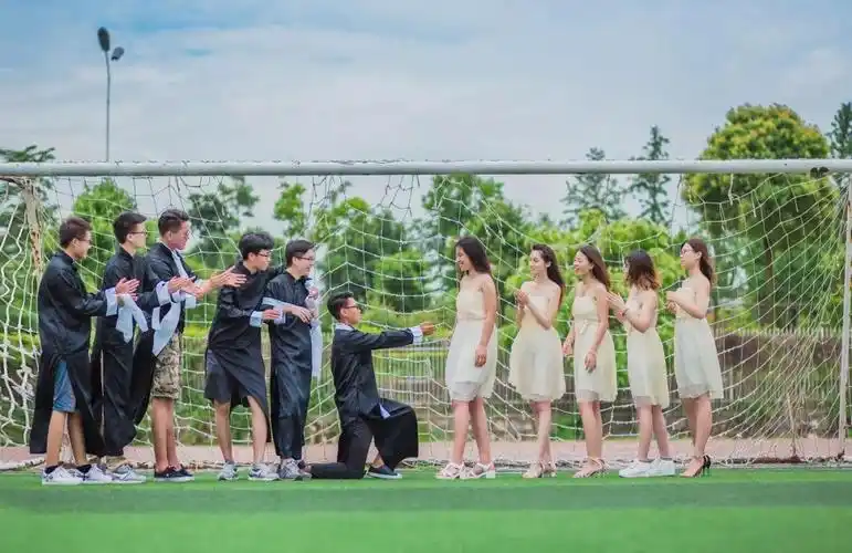 毕业合照怎么拍才好看创意毕业照攻略集体照中自己上镜技巧