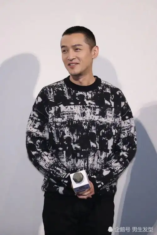 胡歌"寸头"发型酷帅有范,黑白配穿搭干净利落,大家觉得如何?_网易订阅