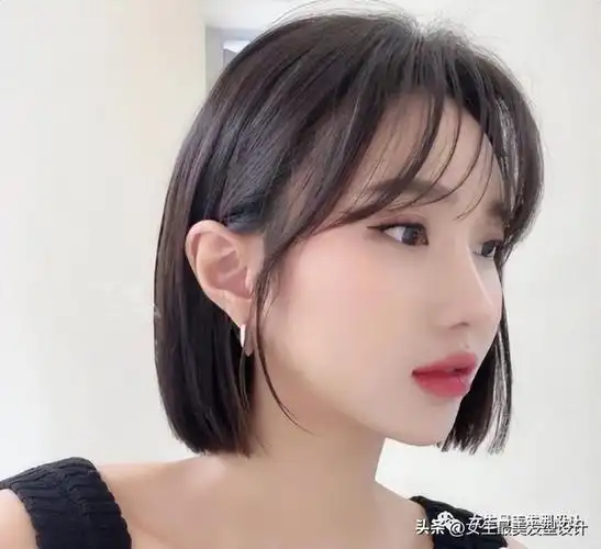 小脸发型图片女短发,小脸弯弯短发美 - 趣测网