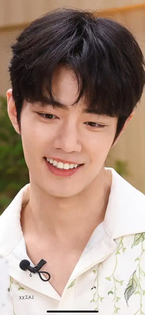 笑起来太好看太治愈啦  #肖战花衬衫直播造型##肖战穿白