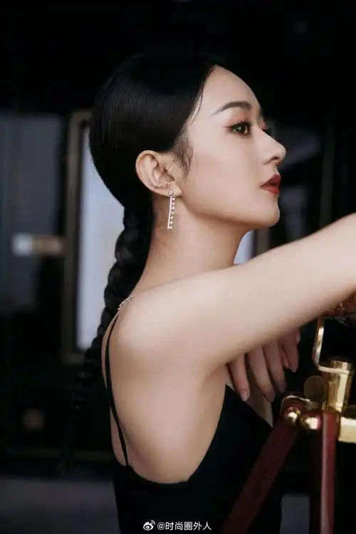 赵丽颖最新写真穿黑色吊带高开叉长裙小秀性感的颖宝呀