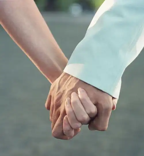 日常生活接触,共用办公室,握手,一起吃饭等都不会传染.