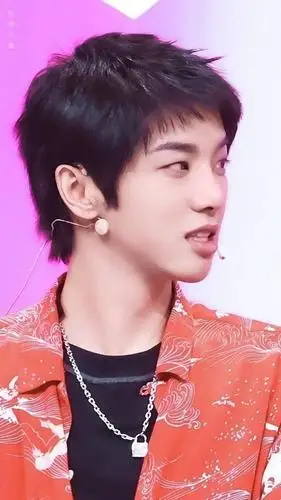 华晨宇壁纸:花花超性感的嘴唇美图来了,肉嘟嘟的看着好可爱