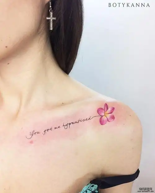 女生胸前潮流经典的珍珠纹身图案