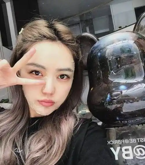 周扬青晒男友视角美照,谨慎晒照疑似为遮挡男友,却因吃双人餐意外暴露