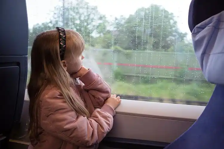 女孩(6尺7寸)望着火车窗外图片下载