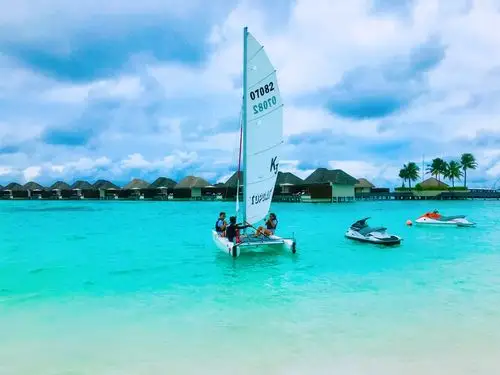 可惜我们没有准备好防水袋,手机被没收了,不让带上帆船,错过了无限的