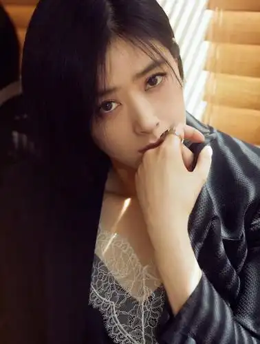 蒋欣晒短发写真照,清爽波波头搭黑色西装,36岁气质很出众!