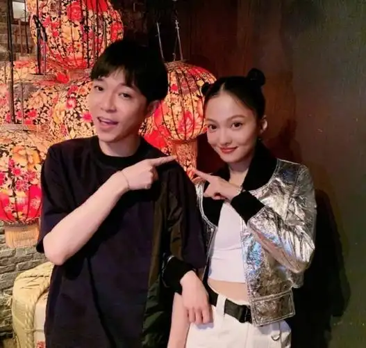 吴青峰吐槽张韶涵"太华丽",聚餐合照鬼马有趣