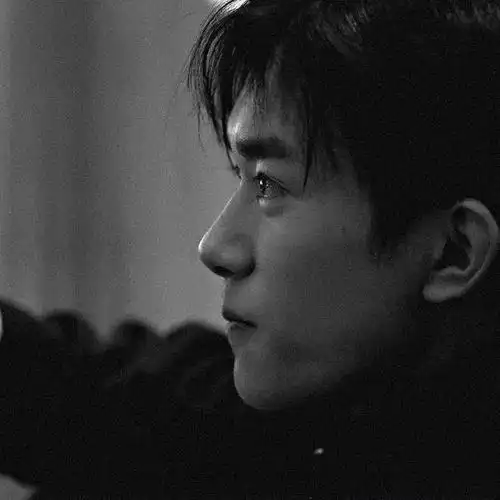 易烊千玺的氛围感头像