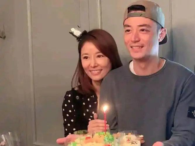 霍建华王力宏合照 一个满脸络腮胡似山顶洞人一个满脸皱纹老态尽显