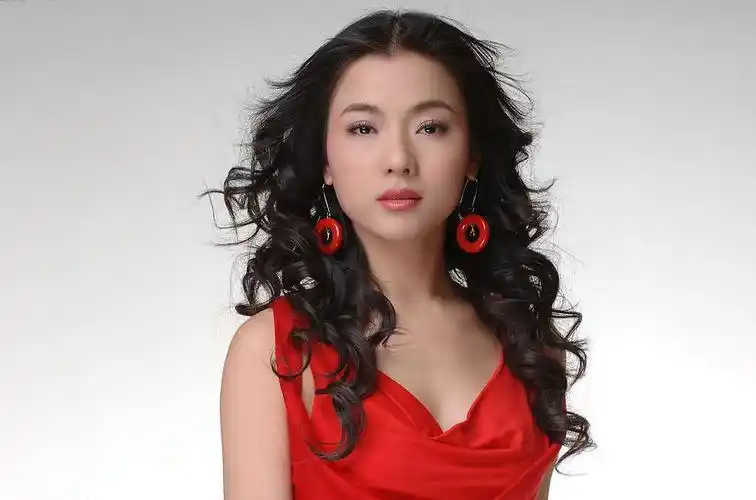 歌唱家陈思思几岁?