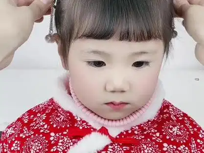 夹上这个小兔发卡可太好看了～#新年发型 #丸子头 #三岁宝宝编发