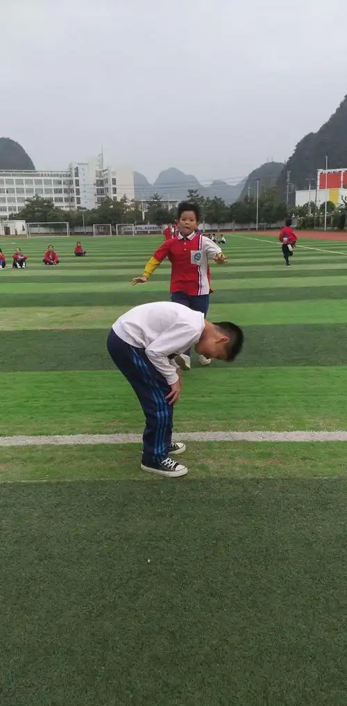 四(2)班 我们的大课间:跳山羊