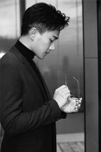 刘恺威获得风尚男演员奖 西装亮相沉稳帅气