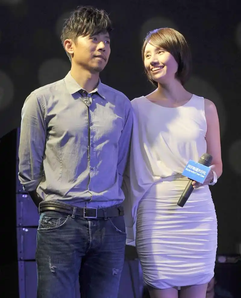 袁泉与老公同台甜蜜对望.