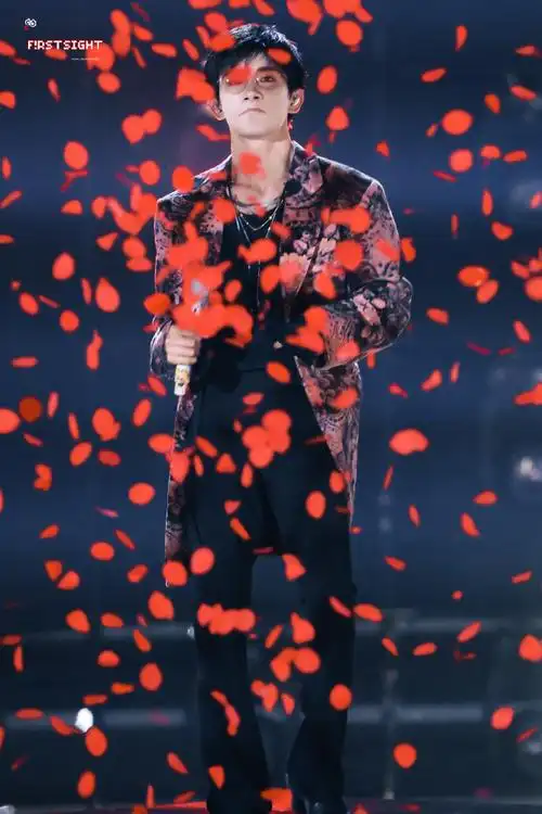 易烊千玺 限定玫瑰##易烊千玺压轴舞台##易烊千玺羞答答的玫瑰彩排