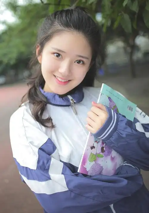赵露思高中时期"素颜照"流出,穿校服扎马尾,这才是真正"天然脸"