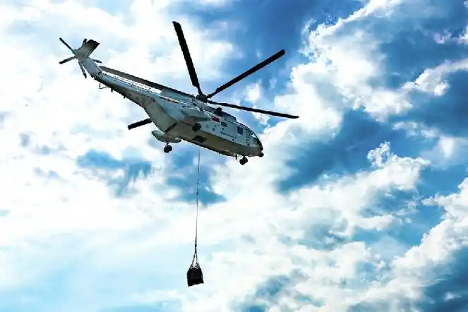 直升机吊挂物资运送至任务区域.林凯祥 摄