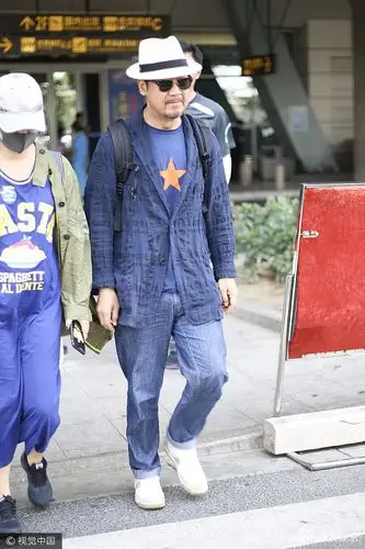 组图:62岁张国立机场轻松走出街拍范儿 胡子灰白潇洒依旧
