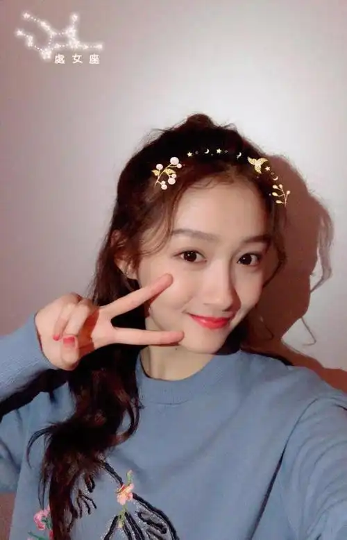 鹿晗为关晓彤庆21岁生日,男友视角的关晓彤超幸福,手表才是亮