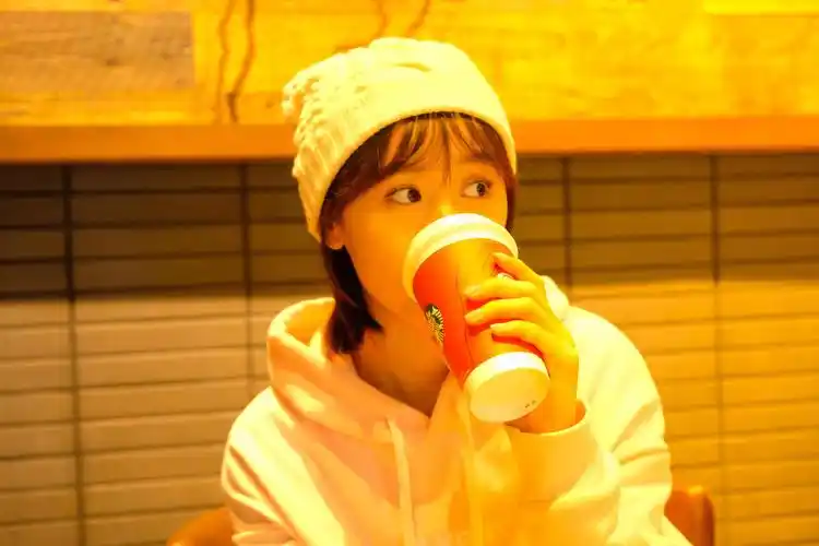 袁冰妍戴毛帽写真似精灵  捧脸杀萌翻网友