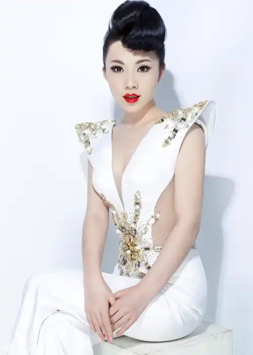 组图:歌手丁晓红性感红唇裤装写真_高清图集_新浪网