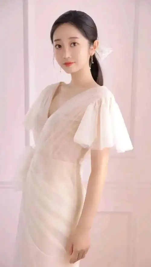 陈嘉男白裙长靴不可方物